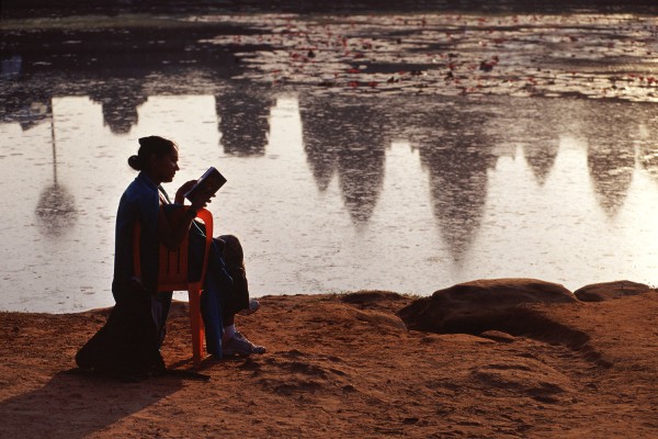 Lesende . Angkor Wat . Kambodscha . 2007 (Foto: Andreas Kuhrt)