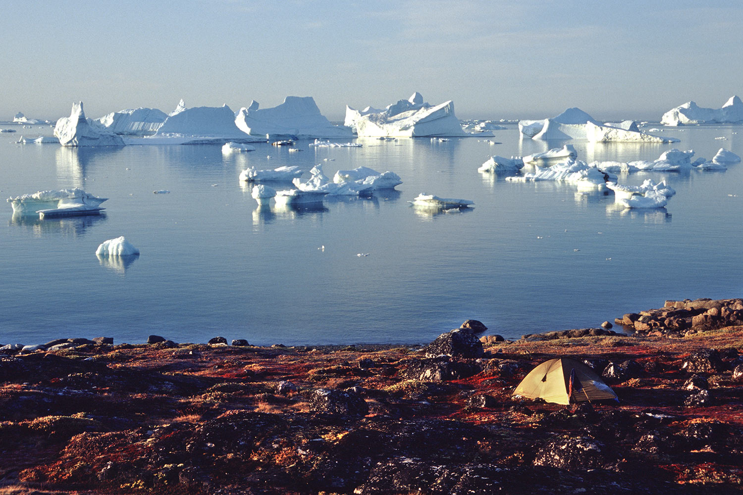 Camp mit Meerblick . Saqqaq . Nuussuaq . Grönland . 2009 (Foto: Andreas Kuhrt)