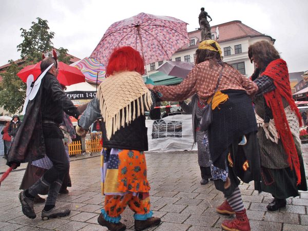 Ansichtssache Suhl: Hexenreich (Hexentanz auf dem Marktplatz, 11.11.) . Foto Openair Suhl 2013 (Foto: Manuela Hahnebach)