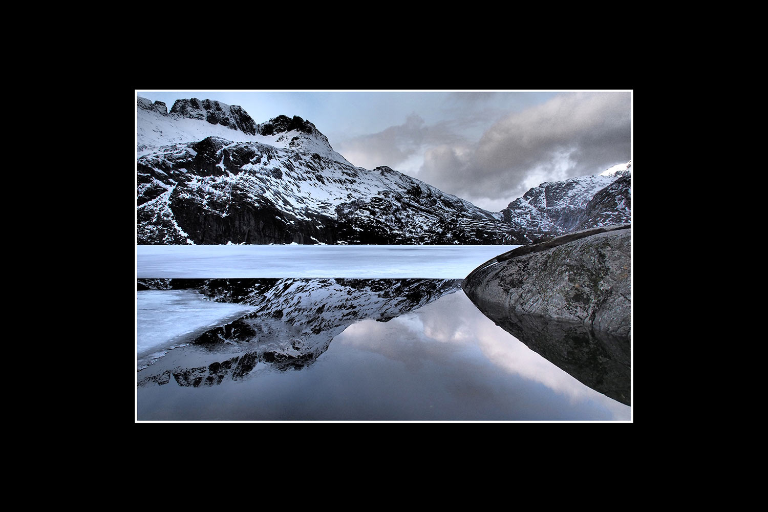 Eiskalte Stille am Stuvdalsvatnet (Foto: Andreas Kuhrt). Fotoausstellung Istanbulofoten . Landratsamt Hildburghausen . 2013