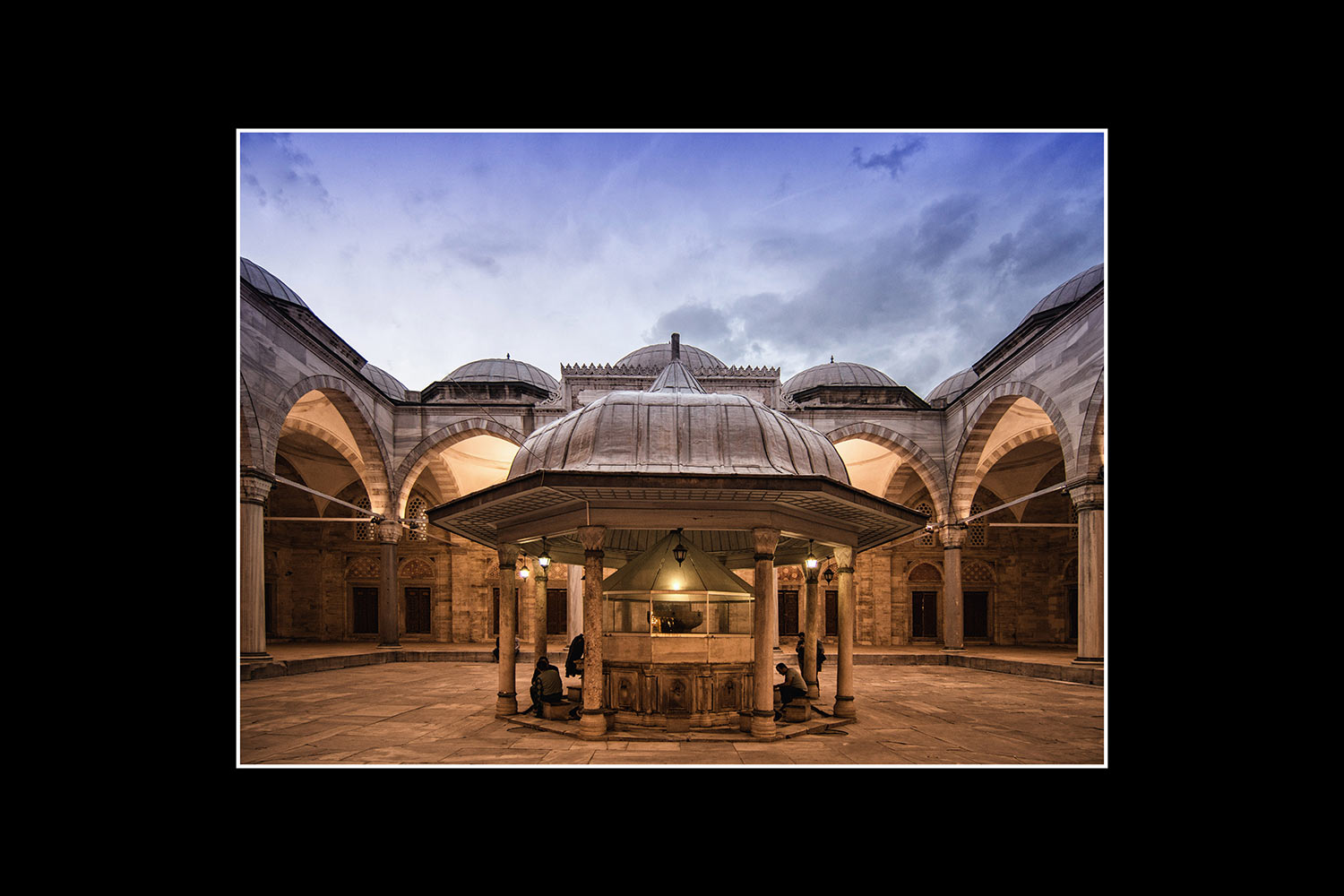 Vor dem Abendgebet (Foto: Jens Gutberlet). Fotoausstellung Istanbulofoten . Landratsamt Hildburghausen . 2013