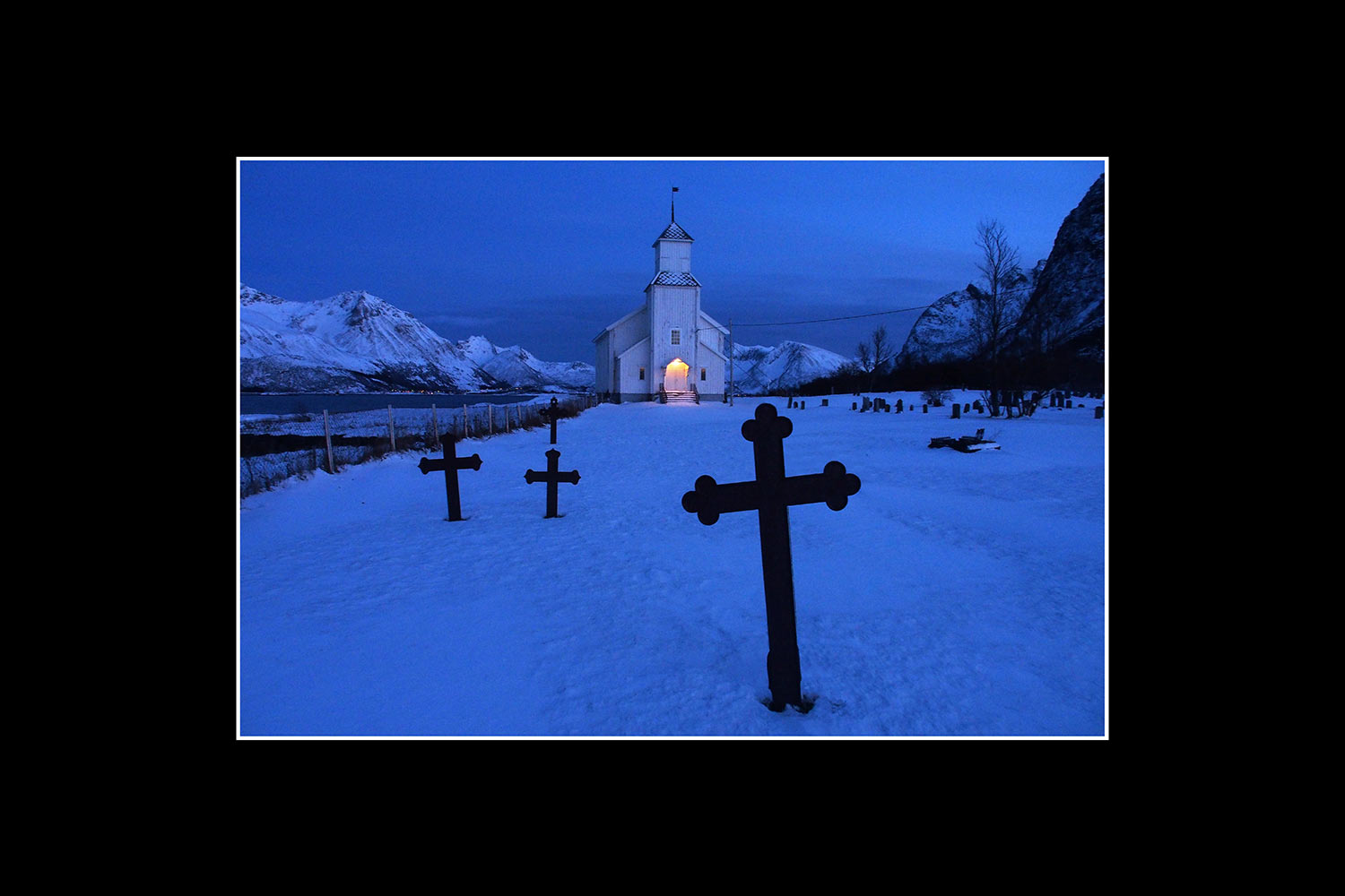 Gimsoey Kirche (Foto: Andreas Kuhrt). Fotoausstellung Istanbulofoten . Landratsamt Hildburghausen . 2013