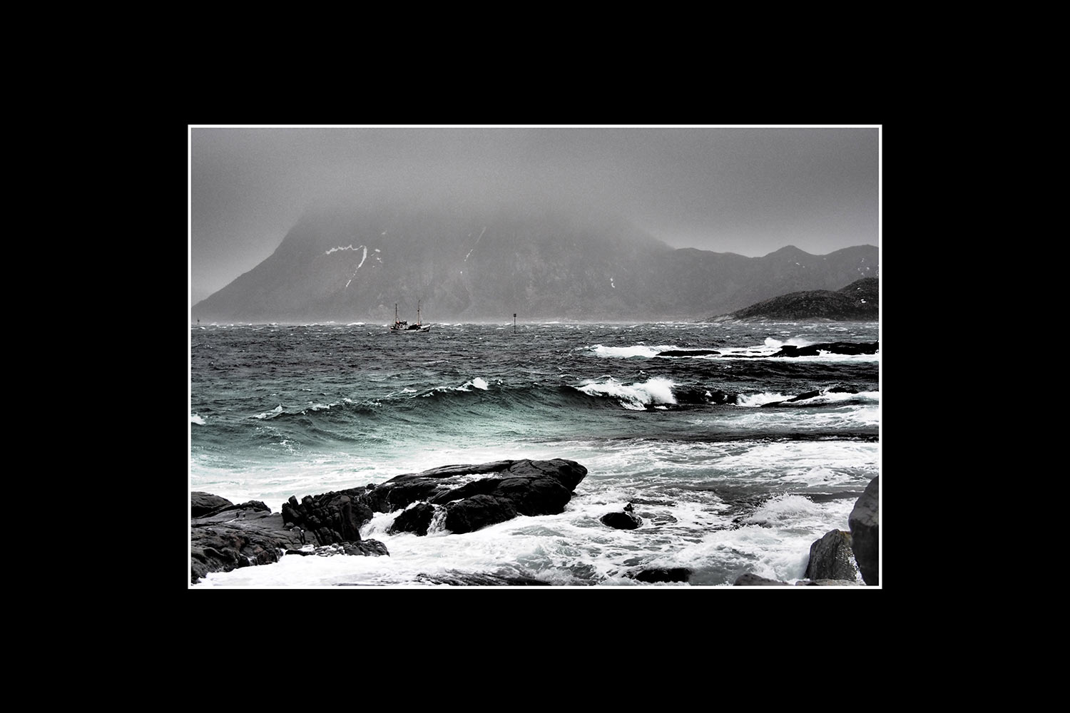 Nordmeer bei Sandnes (Foto: Manuela Hahnebach). Fotoausstellung Istanbulofoten . Landratsamt Hildburghausen . 2013