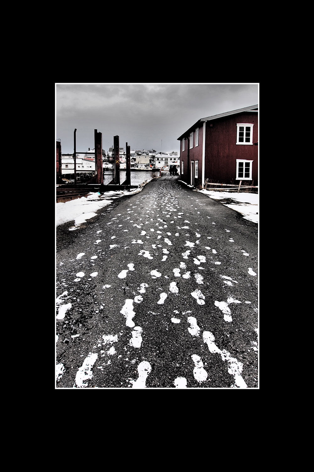 Weg zum Hafen in Henningsvaer (Foto: Manuela Hahnebach). Fotoausstellung Istanbulofoten . Landratsamt Hildburghausen . 2013
