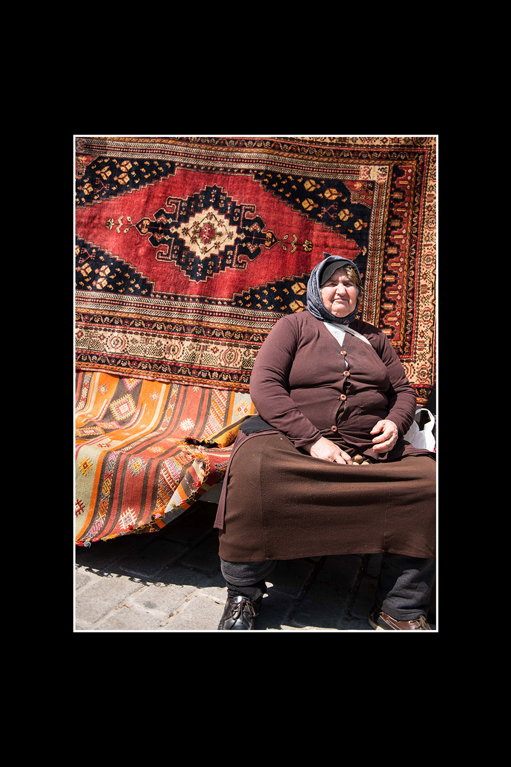 Teppich-Matrone (Foto: Jens Gutberlet). Fotoausstellung Istanbulofoten . Landratsamt Hildburghausen . 2013