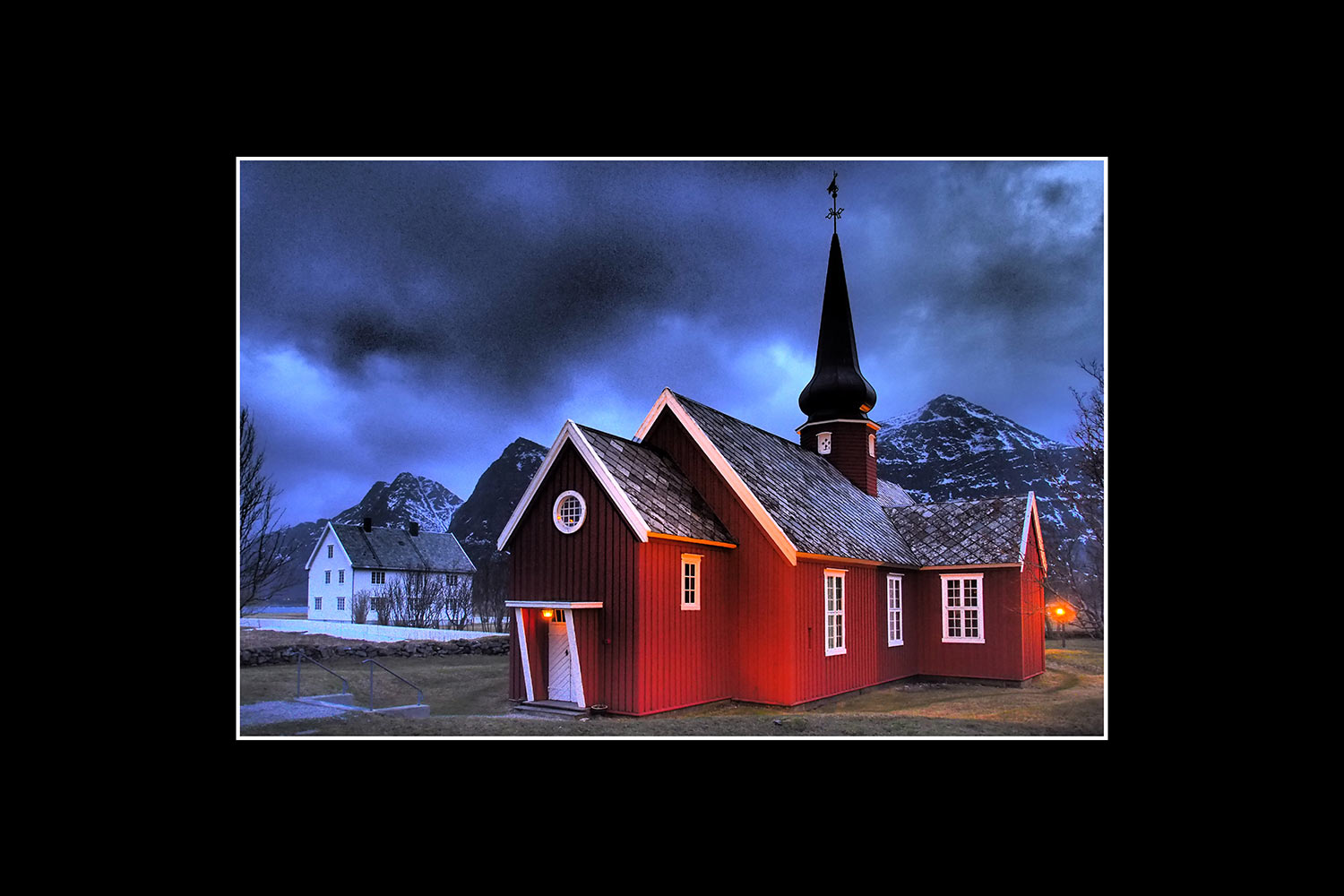 Flakstad Kirche (Foto: Andreas Kuhrt). Fotoausstellung Istanbulofoten . Landratsamt Hildburghausen . 2013