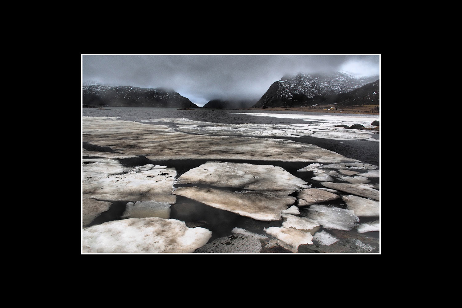Treibeis auf dem Flakstadpollen (Foto: Andreas Kuhrt). Fotoausstellung Istanbulofoten . Landratsamt Hildburghausen . 2013