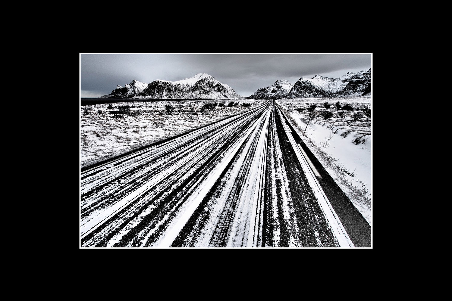 Straße nach Flakstad (Foto: Andreas Kuhrt). Fotoausstellung Istanbulofoten . Landratsamt Hildburghausen . 2013