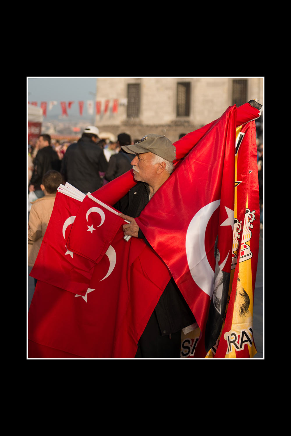 Fahntastisches Sonderangebot (Foto: Jens Gutberlet). Fotoausstellung Istanbulofoten . Landratsamt Hildburghausen . 2013