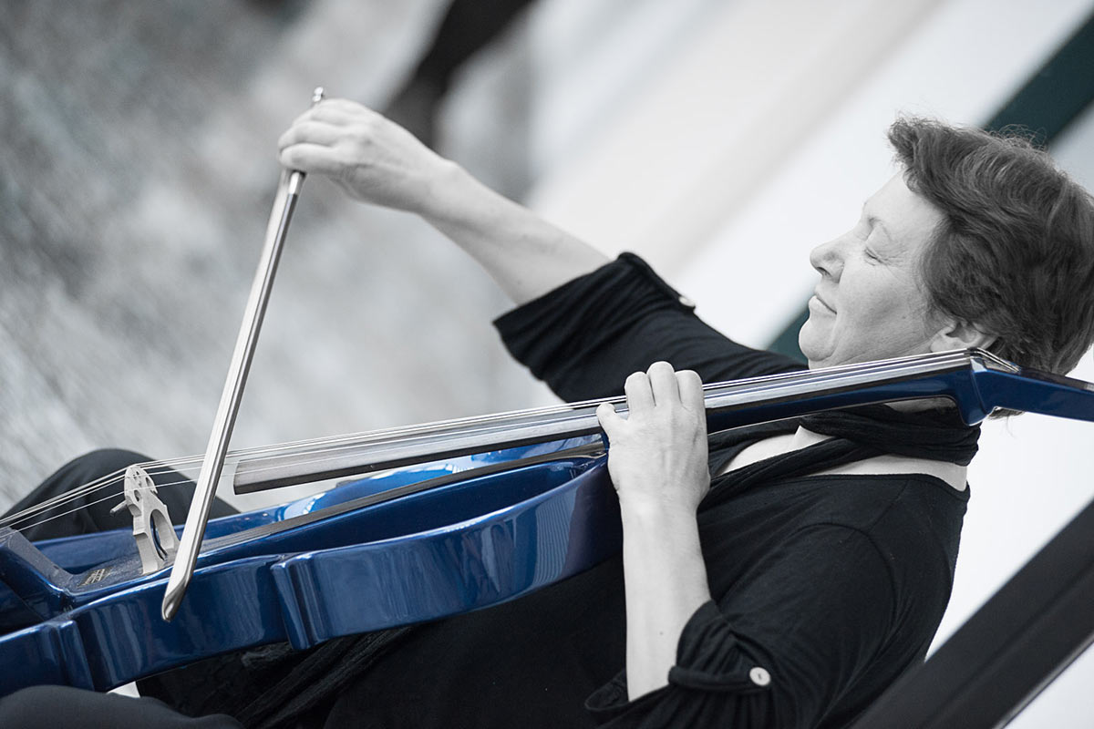 Cellistin Renate Kubisch . Eröffnung der Fotoausstellung Istanbulofoten . Landratsamt Hildburghausen . 2013