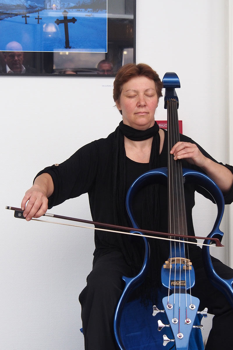 Cellistin Renate Kubisch spielte zur Eröffnung der Fotoausstellung Istanbulofoten . Landratsamt Hildburghausen . 2013 (Foto: Manuela Hahnebach)