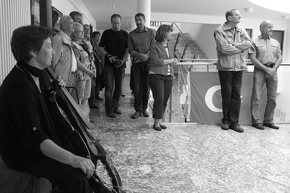 Cellistin Renate Kubisch & Publikum . Eröffnung der Fotoausstellung Istanbulofoten . Landratsamt Hildburghausen . 2013