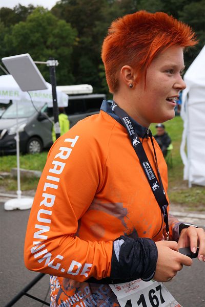 Im Ziel: Laura Fender . Suhl Simson Gewerbepark . Südthüringentrail 2017 (Foto: Andreas Kuhrt)