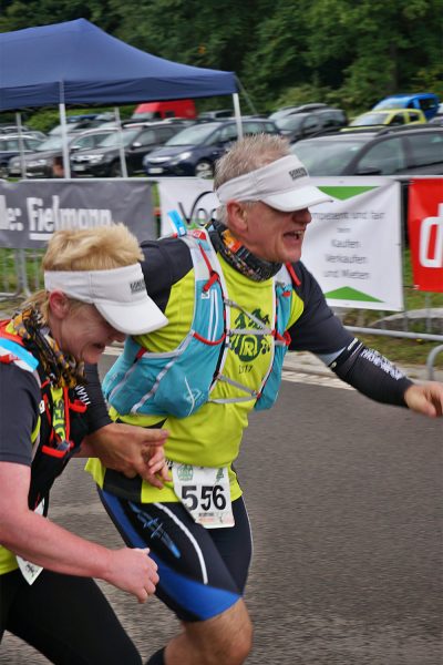 Im Ziel: Heike & Frank Noa . Suhl Simson Gewerbepark . Südthüringentrail 2017 (Foto: Andreas Kuhrt)