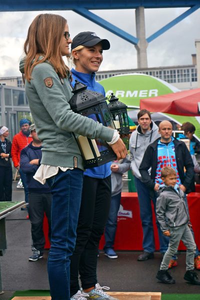 Siegerehrung Wichteltrail (Frauen): Eva-Maria Schmitt (1.), Laura Hündorf (2.) . Suhl Simson Gewerbepark . Südthüringentrail 2017 (Foto: Andreas Kuhrt)