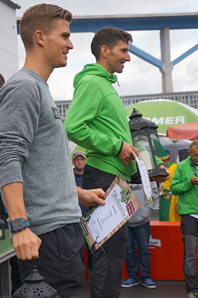 Siegerehrung Wichteltrail (Männer): Marcel Höche (2.), Dominik Koch (1.) . Suhl Simson Gewerbepark . Südthüringentrail 2017 (Foto: Andreas Kuhrt)