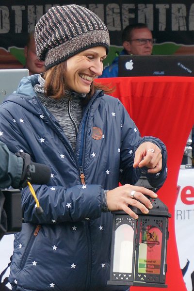 Siegerehrung Riesentrail (Frauen): Carolin Weimer (2.) . Suhl Simson Gewerbepark . Südthüringentrail 2017 (Foto: Andreas Kuhrt)