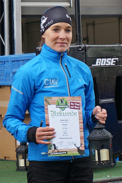 Siegerehrung Riesentrail (Frauen): Janine Gasch (3.) . Suhl Simson Gewerbepark . Südthüringentrail 2017 (Foto: Andreas Kuhrt)