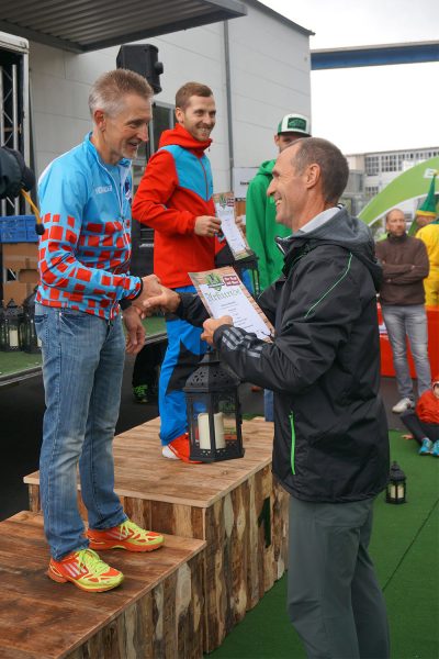 Siegerehrung Riesentrail (Männer): Andreas Neuwald (2), Benjamin Sperl (1), Victor Silberer (3), Frank Ullrich . Suhl Simson Gewerbepark . Südthüringentrail 2017 (Foto: Andreas Kuhrt)