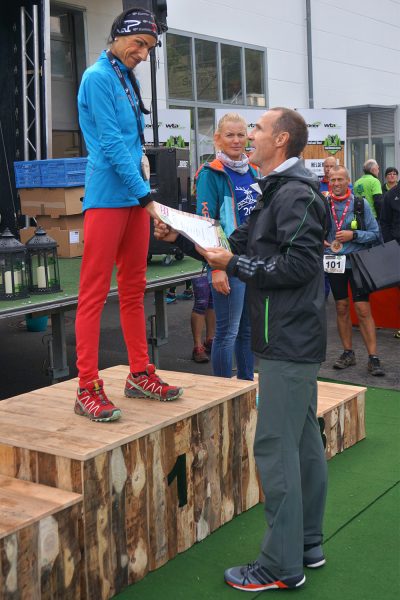 Siegerehrung Heldentrail (Master Women): Ramona Sonja Römer (1.), Christine Kostic (3.), Frank Ullrich . Suhl Simson Gewerbepark . Südthüringentrail 2017 (Foto: Andreas Kuhrt)