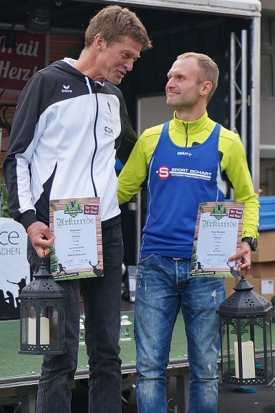 Siegerehrung Heldentrail (Männer): Ronald Speer (2.), David Mendelski (1.) . Suhl Simson Gewerbepark . Südthüringentrail 2017 (Foto: Andreas Kuhrt)