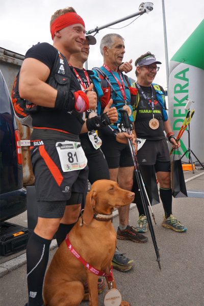 Im Ziel: Steffen Schreiner, Lutz Kalitzsch, Lothar Eichelbaum, Denis Geserick & Hund Lena . Suhl Simson Gewerbepark . Südthüringentrail 2017 (Foto: Andreas Kuhrt)