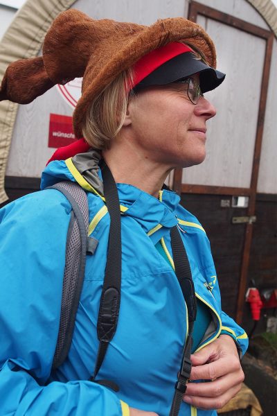 Foto-Wichtelin am Start im Simson-Gewerbepark Suhl: Manuela Hahnebach . Südthüringentrail 2017 (Foto: Andreas Kuhrt)