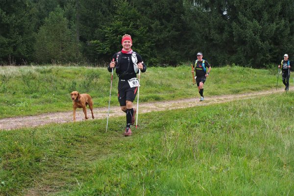 Am Gänserasen Albrechts: Steffen Schreiner & Hund Lena . Südthüringentrail 2017 (Foto: Andreas Kuhrt)