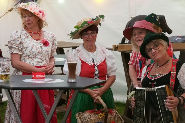 Volksmusikmodedamen am Vereinsabend . Dorffest 700 Jahre Suhl-Neundorf . 07.06.2018 (Foto: Andreas Kuhrt)