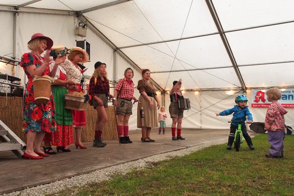 Volksmusikmodedamen am Vereinsabend . Dorffest 700 Jahre Suhl-Neundorf . 07.06.2018 (Foto: Andreas Kuhrt)