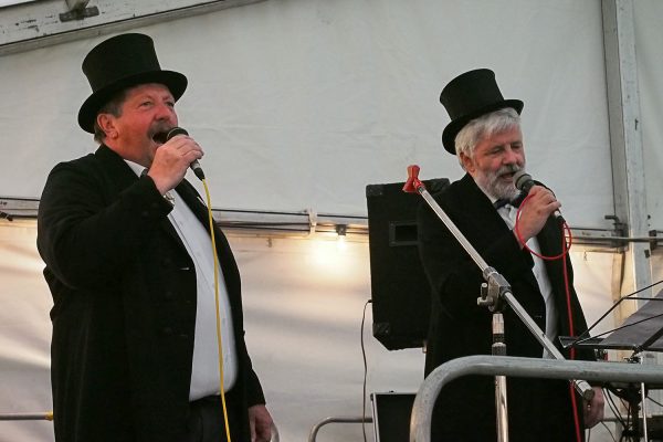 Gesangsduo am Vereinsabend . Dorffest 700 Jahre Suhl-Neundorf . 07.06.2018 (Foto: Andreas Kuhrt)