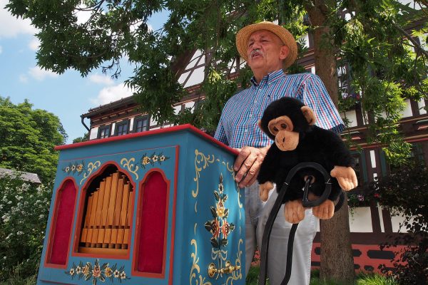 Drehorgelspieler am Gasthof "Goldener Hirsch" . Dorffest 700 Jahre Suhl-Neundorf . 09.06.2018 (Foto: Andreas Kuhrt)