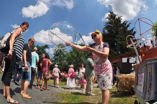 Seifenblasen beim Handwerkermarkt . Dorffest 700 Jahre Suhl-Neundorf . 09.06.2018 (Foto: Andreas Kuhrt)