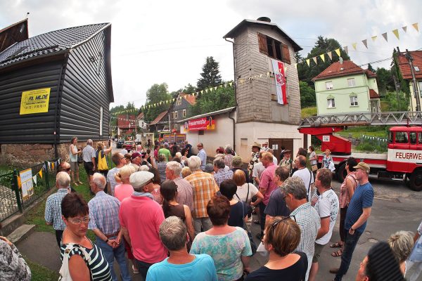 Dorfführung an der Feuerwehr . Dorffest 700 Jahre Suhl-Neundorf . 09.06.2018 (Foto: Andreas Kuhrt)