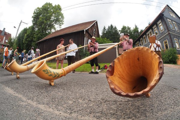 Alphornbläser . Dorffest 700 Jahre Suhl-Neundorf . 09.06.2018 (Foto: Andreas Kuhrt)