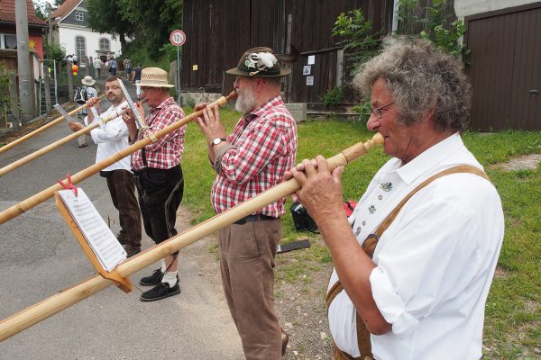 Alphornbläser . Dorffest 700 Jahre Suhl-Neundorf . 09.06.2018 (Foto: Andreas Kuhrt)