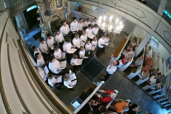 Suhler Knabenchor in der Neundorfer Kirche . Dorffest 700 Jahre Suhl-Neundorf . 09.06.2018 (Foto: Andreas Kuhrt)