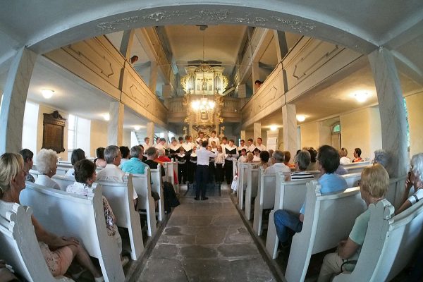 Suhler Knabenchor in der Neundorfer Kirche . Dorffest 700 Jahre Suhl-Neundorf . 09.06.2018 (Foto: Andreas Kuhrt)