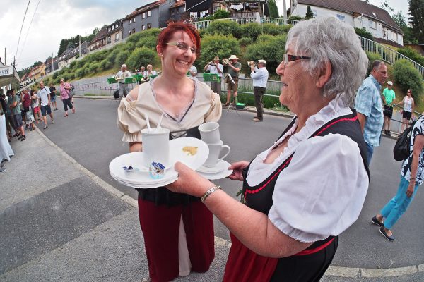 Bewirtung am Gasthaus "Jägerstube" . Dorffest 700 Jahre Suhl-Neundorf . 09.06.2018 (Foto: Andreas Kuhrt)