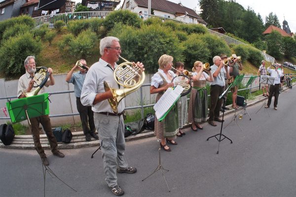 Jagdhornbläser vor dem Gasthaus "Jägerstube" . Dorffest 700 Jahre Suhl-Neundorf . 09.06.2018 (Foto: Andreas Kuhrt)