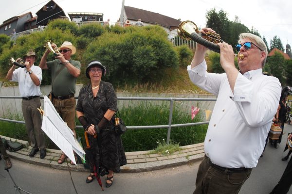 Jagdhornbläser vor dem Gasthaus "Jägerstube" . Dorffest 700 Jahre Suhl-Neundorf . 09.06.2018 (Foto: Andreas Kuhrt)