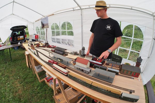 Modellbahner am Bahnhaltepunkt Neundorf . Dorffest 700 Jahre Suhl-Neundorf . 09.06.2018 (Foto: Andreas Kuhrt)