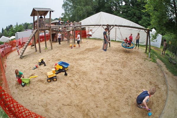 Spielplatz . Dorffest 700 Jahre Suhl-Neundorf . 09.06.2018 (Foto: Andreas Kuhrt)