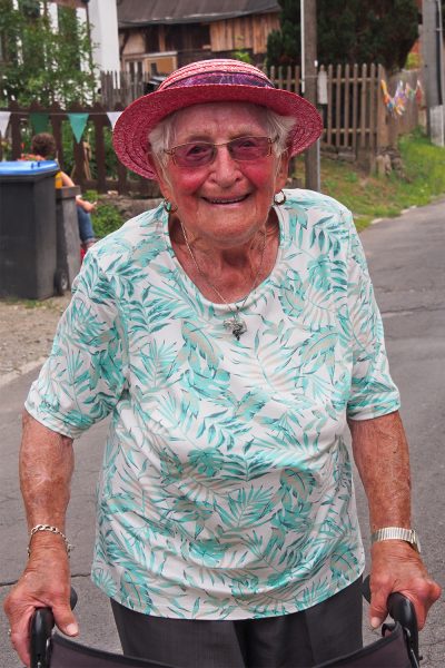 Maria Stephan (aus Bad Friedrichshall) . Publikum beim Festumzug . Dorffest 700 Jahre Suhl-Neundorf . 10.06.2018 (Foto: Andreas Kuhrt)