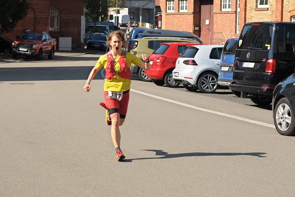 Südthüringentrail 2018 . Im Simson-Gewerbepark zum Ziel: Juliane Totzke (Foto: Ute Zohles)