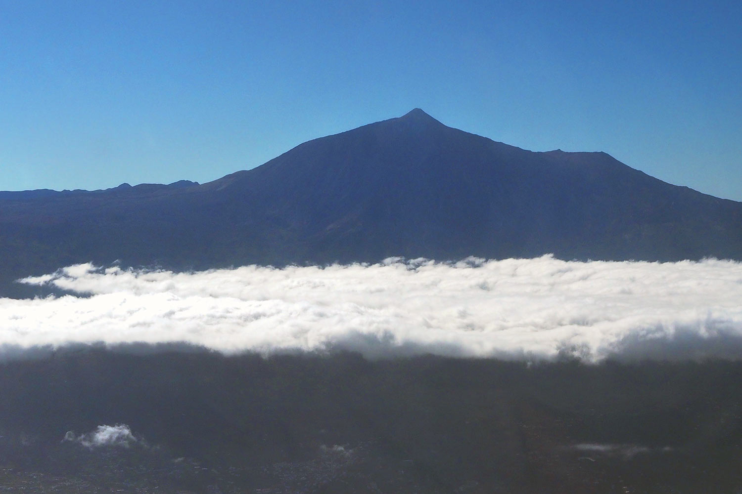 2018-11-kanarische-inseln-E0028544mh-teneriffa-teide Teide auf Teneriffa im Vorbeiflug . Kanarische Inseln 2018 (Foto: Manuela Hahnebach)