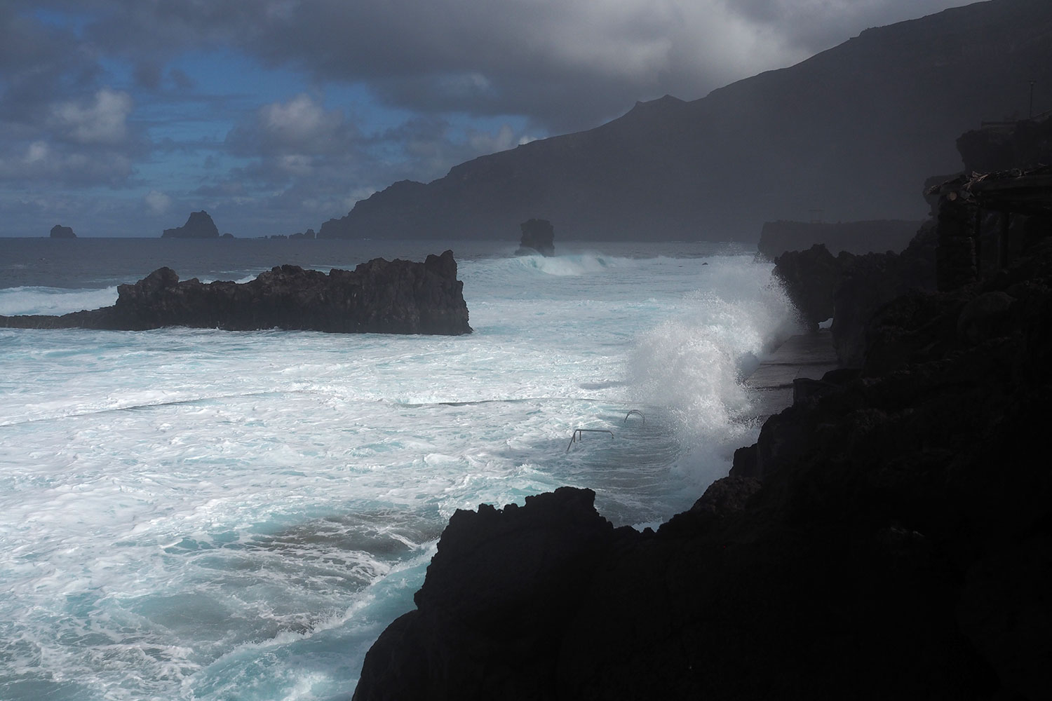 Wellen im Meeresbad La Maceta . El Hierro . Kanarische Inseln 2018 (Foto: Manuela Hahnebach)