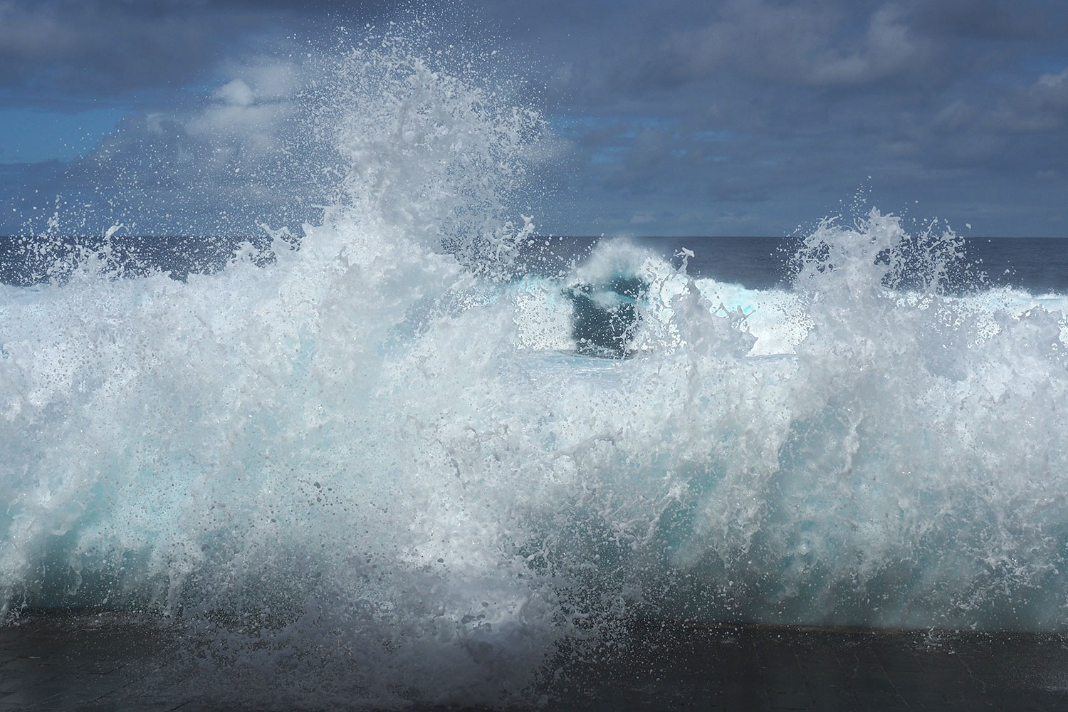 Wellen im Meeresbad La Maceta . El Hierro . Kanarische Inseln 2018 (Foto: Manuela Hahnebach)