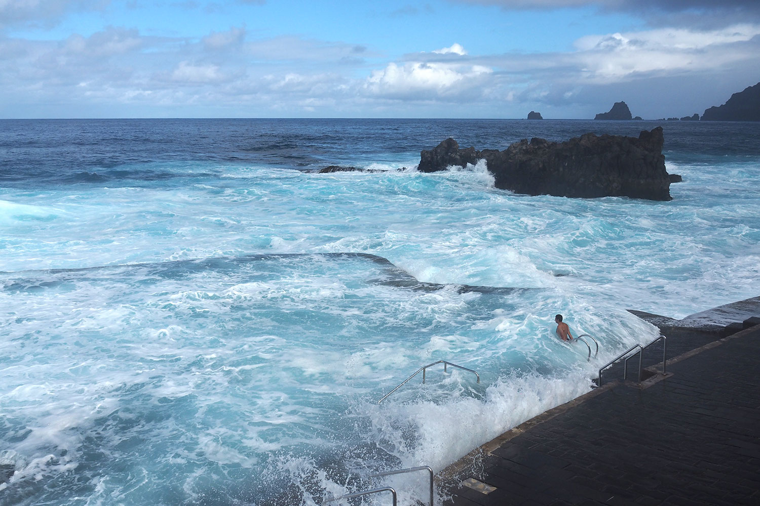 Schwimmer im Meeresbad La Maceta . El Hierro . Kanarische Inseln 2018 (Foto: Manuela Hahnebach)