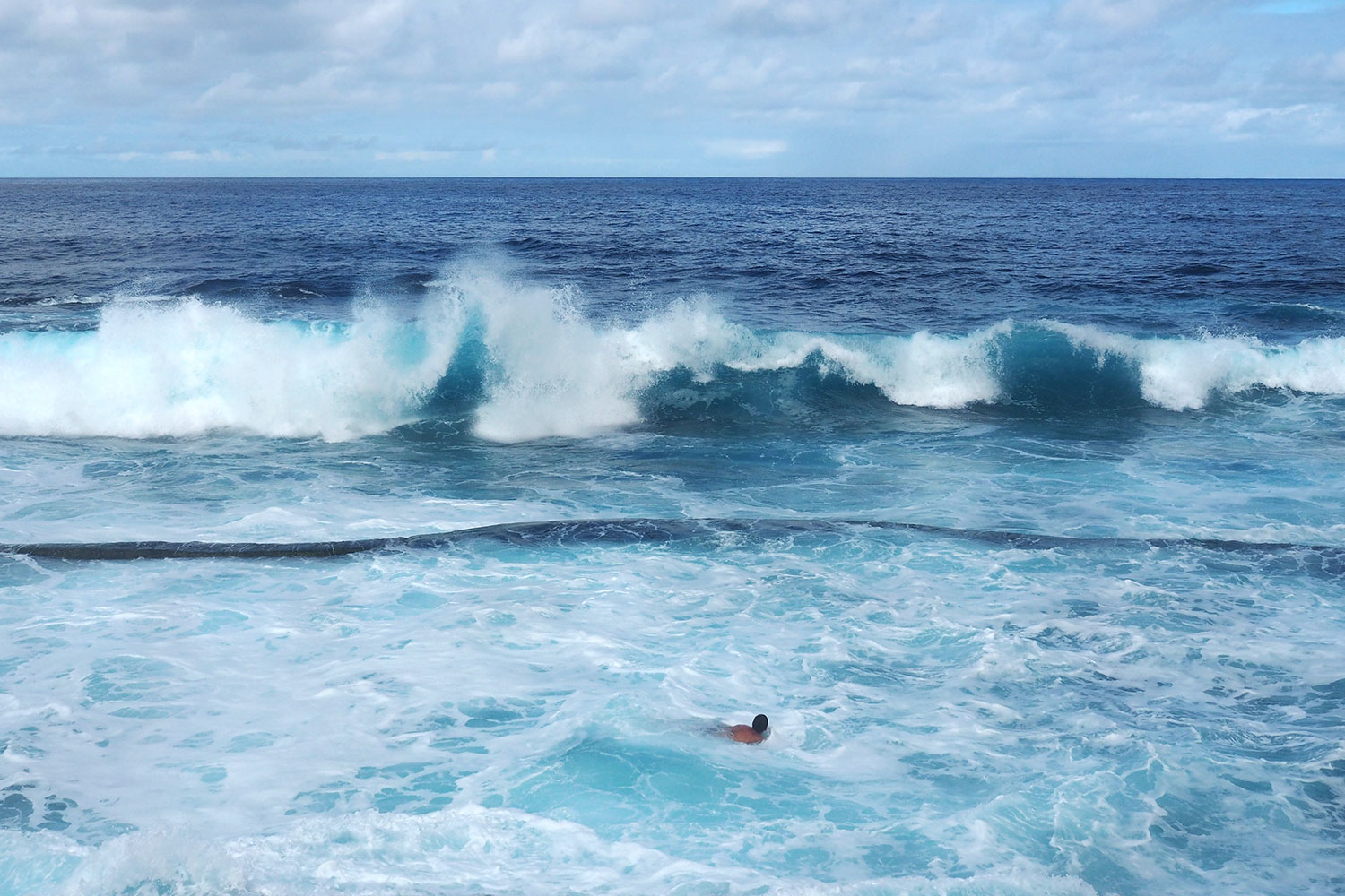Schwimmer im Meeresbad La Maceta . El Hierro . Kanarische Inseln 2018 (Foto: Manuela Hahnebach)